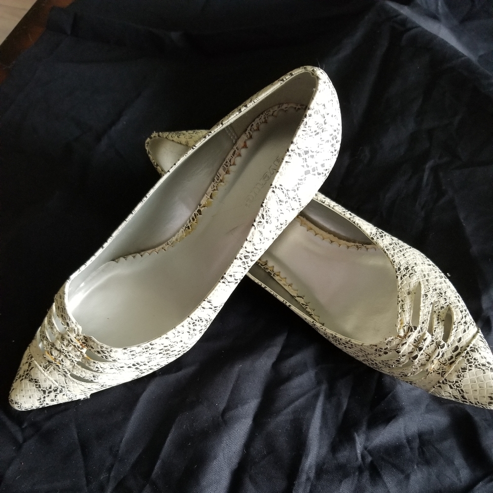 9W, low heels